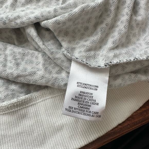 Z Supply White Black Leopard Pullover Sweatshirt Size Medium Cozy - Picture 7 of 9